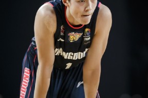 亚冠赛程吃紧，深圳男篮今夜篮板制胜，气氛紧张，轮换策略成焦点的简单介绍